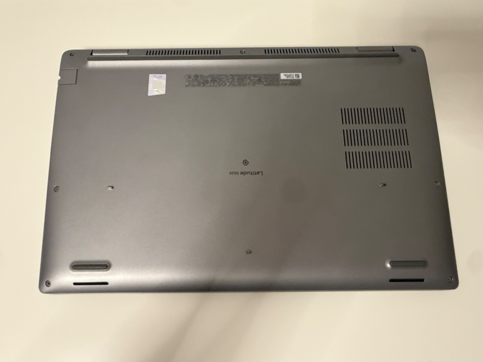Dell Latitude 5520 – Grau – Ansicht 2