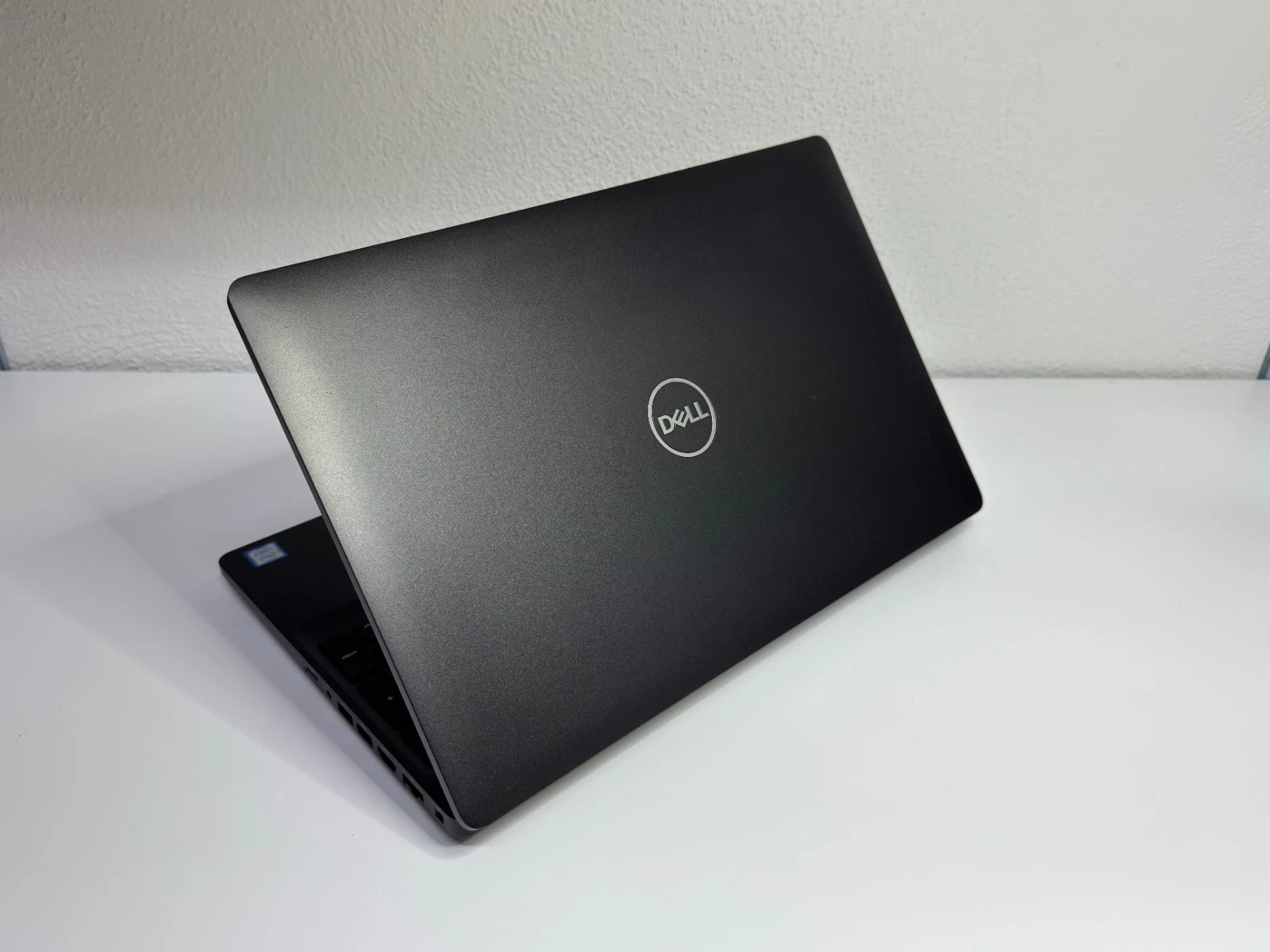 Dell Latitude 5500 – Schwarz – Ansicht 4