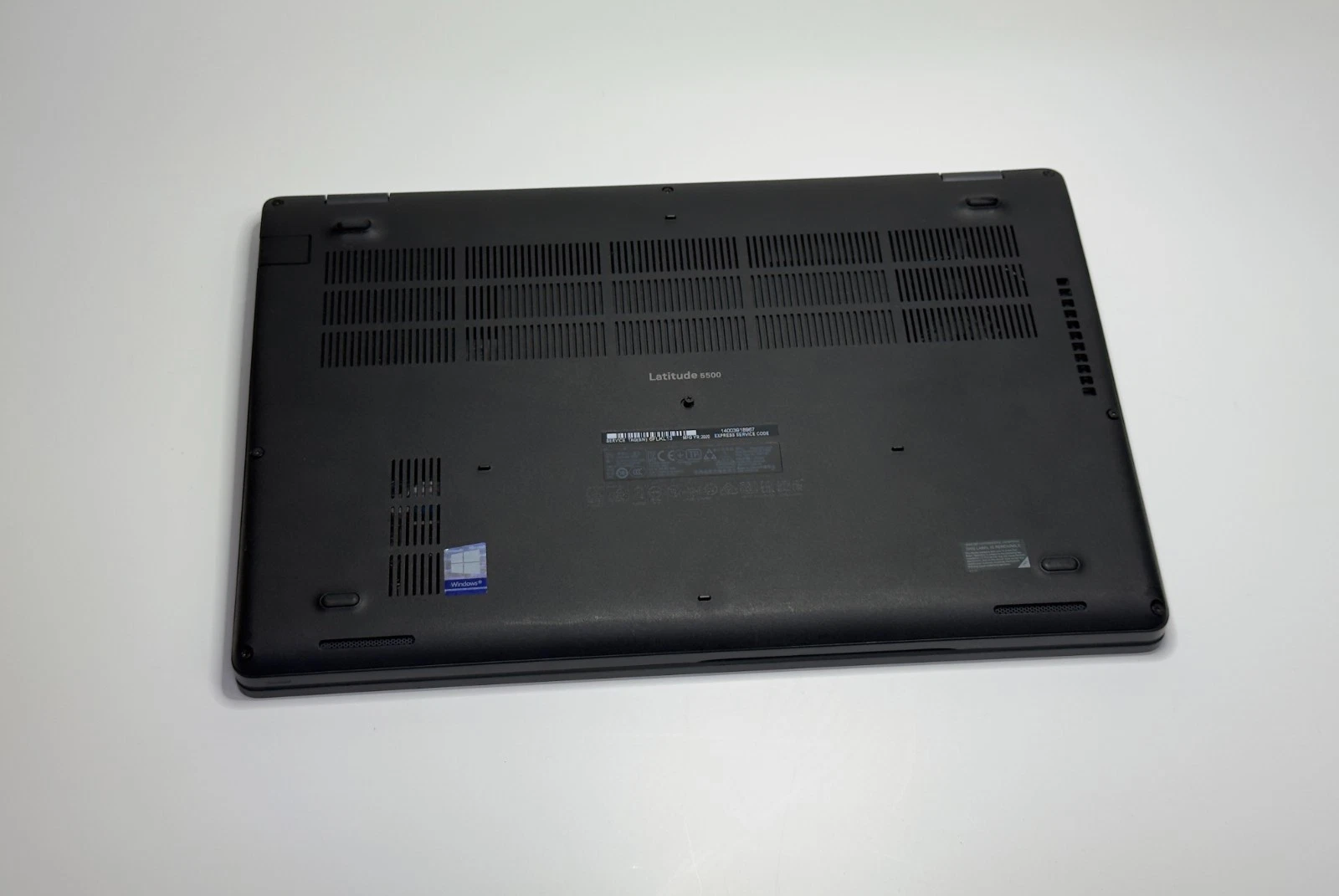 Dell Latitude 5500 – Schwarz – Ansicht 5