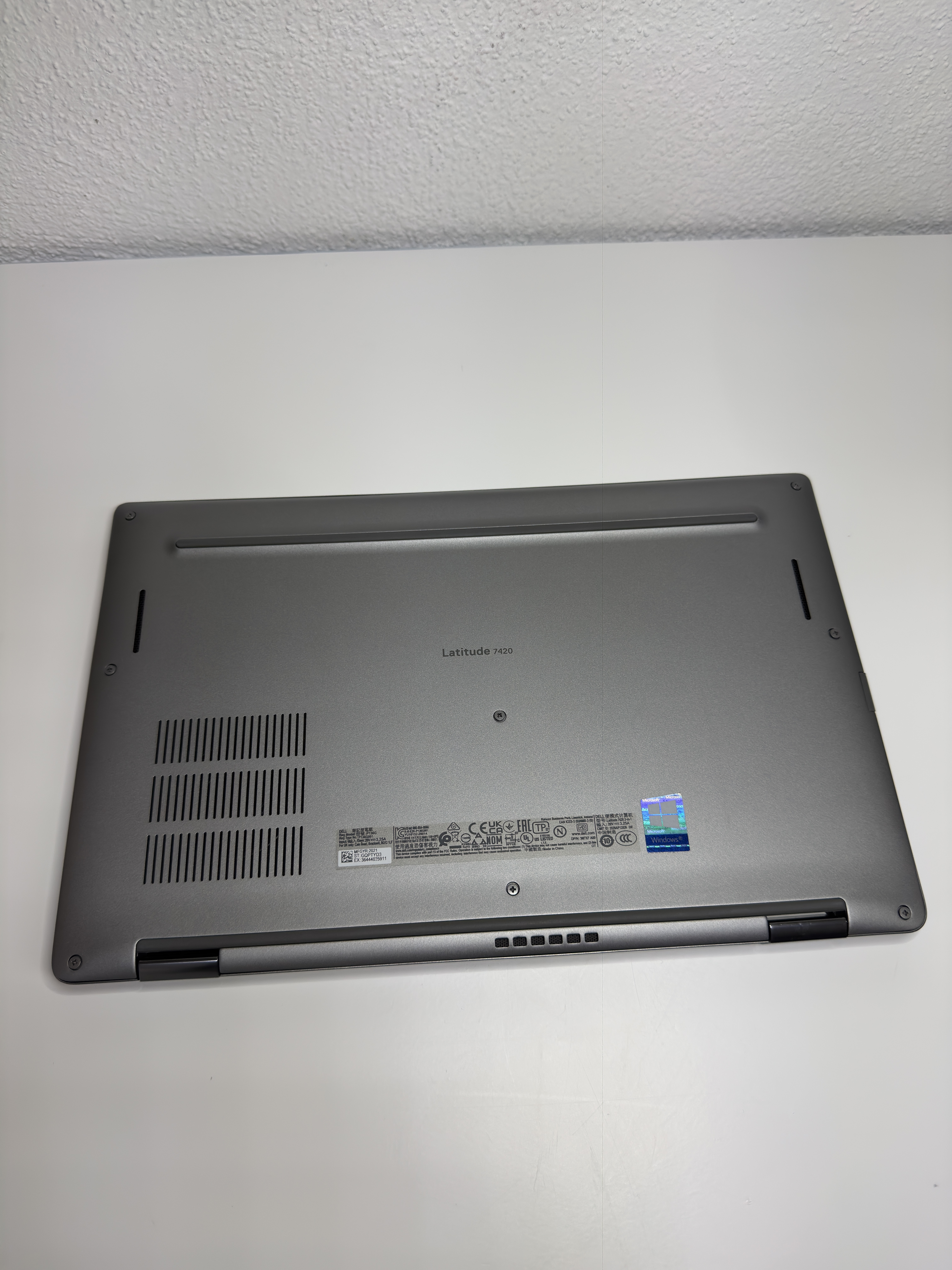 Dell Latitude 7420 – Schwarz - Carbon Optik – Ansicht 4